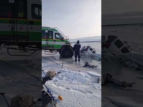 Автомобили рыбаков тонут вблизи Магадана