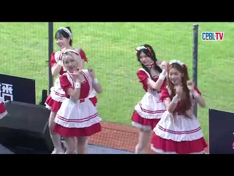 04/12 中信 VS 樂天 中場，樂天女孩Rakuten Girls女僕咖啡館在看台上帶來最卡哇伊的舞蹈表演