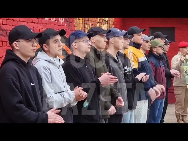 Ранним утром во дворе военного комиссариата состоялась вторая отправка призывников