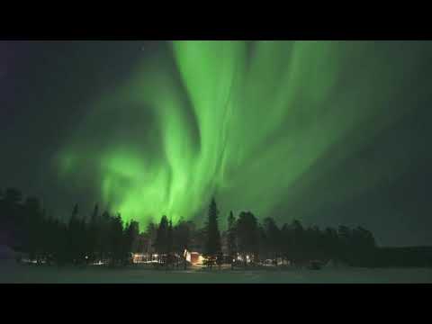 フィンランドのラップランドに舞うオーロラ (Northern lights dance over Finnish Lapland)