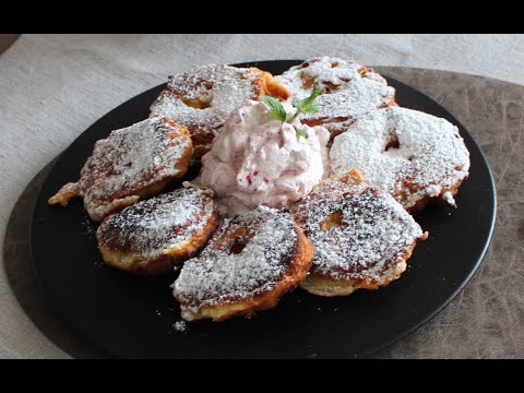 Gebackene Apfelradln mit Preiselbeersahne