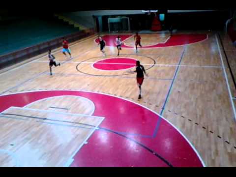 Treino 3x3 ataque vs defesa. Basquete Pinda pagando suicídio.