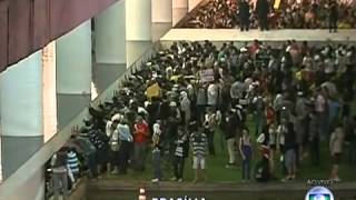 Manifestantes ocupam parte do gramado na porta do Congresso Nacional