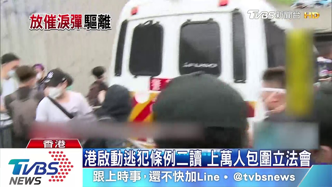 港示威者突硬闖立法會 警丟催淚彈驅離