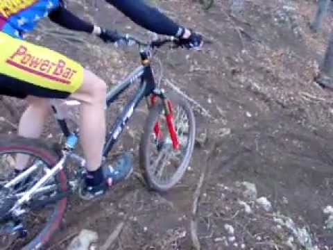 MTB Kurve im Steilen nach außen gelehnt (Anninger mit Robert 31.03.01)