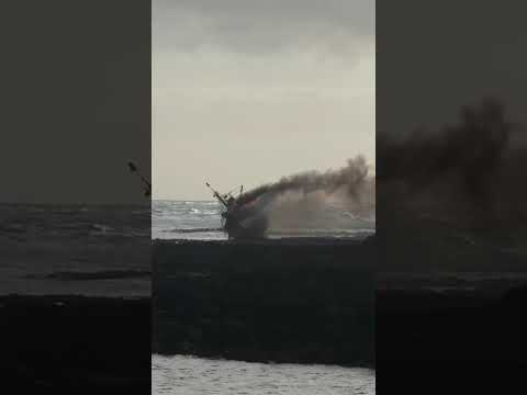 Arde el atunero marroquí encallado en Órzola