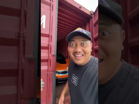 lihat itu ada kontainer terapung berisi mobil BMW i8 #fyp #bmw #kontainer #ai #laut