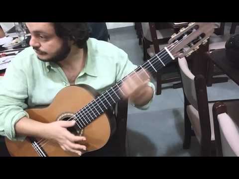 Yamandú Costa testando um violão Pirajá informalmente.