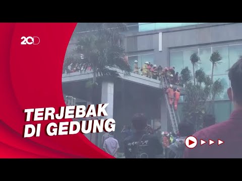 Gedung Cyber 1 Terbakar, Begini Momen Petugas Evakuasi 2 Orang