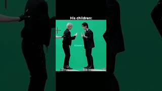 Download lagu Bang Chan being the absolutely caring dad #StrayKids #SKZ mp3