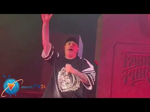 Emma Marrone arriva a sorpresa sul palco al concerto di Fabri Fibra