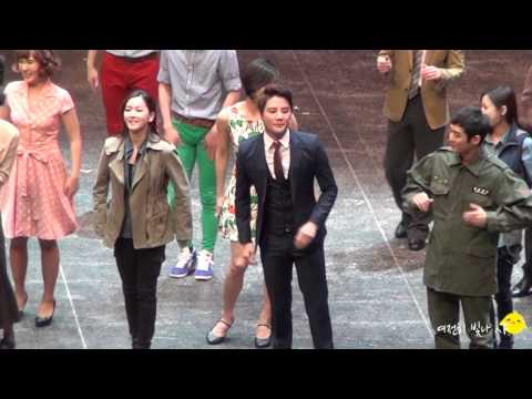 140124 커튼콜 먼지가되어 한댄스하는 윤감독