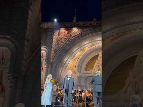 Andrea Bocelli canta el Ave María en Lourdes durante Semana Santa