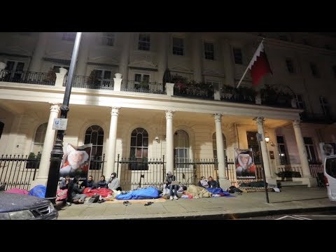 شاهد متضامنون يعتصمون أمام السفارة الخليفية في لندن حتى فجر يوم السبت