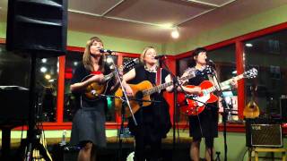 The Good Lovelies singing "Kiss Me in the kitchen"