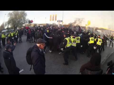 Här försöker demonstranterna bryta igenom poliskedjan vid SD:s landsdagar i Lund