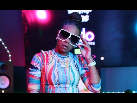 Ashley J - Stunna Shades (Live Mic Performance)