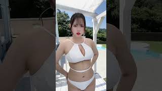 豊満な体に白ビキニが似合っているのに、やせるなんてもったいない！