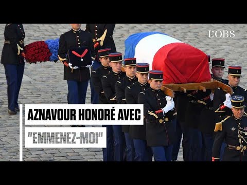 Aznavour quitte les Invalides sur les paroles d'"Emmenez-moi"