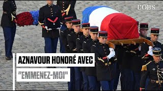 Aznavour quitte les Invalides sur les paroles d&#39;&quot;Emmenez-moi&quot;