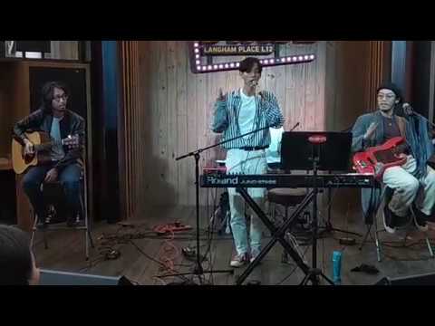 精采的 ( 新進樂隊 Charming Way ) 。 旺角區的 ( 朗豪坊商場 12 樓 ) , 每個週末 ， 都有新進的 ( 樂隊 ， 歌手 ) 表演 。 VID 20181117 153041