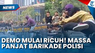 Demo Berubah Rusuh! Massa Demonstran Panjat Barikade Polisi hingga Lempar Traffic Cone