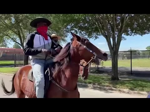 不管是騎馬還是步行，選民們至今在投票站都很平靜。 (On horse or on foot, voters so far peaceful at polls)