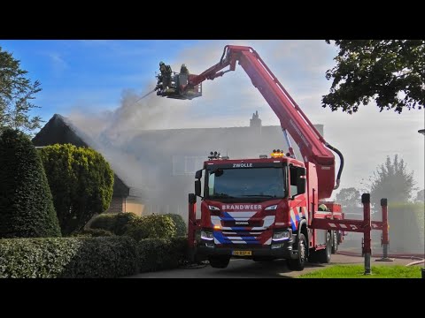 Uitslaande dakbrand in Rouveen verwoest het dak van woning | Grote inzet brandweer