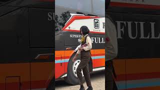 Download lagu si cantik crew bus rosalia indah. #bus #busmania #crew mp3