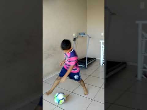 JOGANDO FUTEBOL NA  VARANDA