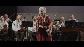 Download lagu Zinaida Bolboceanu și Ansamblul Folcloric Busuiocul Bacău - Stau locului si mă uit mp3