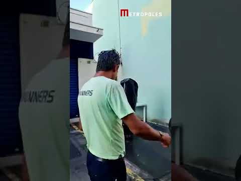 Bolsonarista leva tapão em frente a quartel do Exército em SP