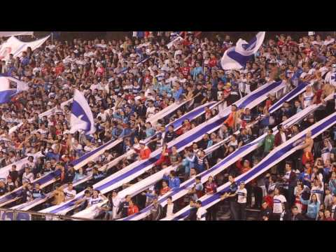 "Suenan los bombos llegaron LOS CRUZADOS" Barra: Los Cruzados • Club: Universidad Católica