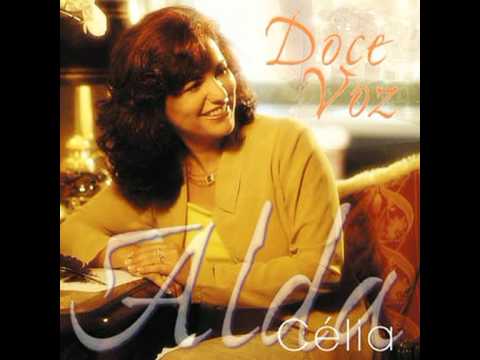 Com ar de vencedor - Alda Célia