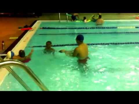 Brian espinosa en clases de piscina