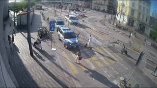 Con un coltello per la stazione di Padova minaccia gli agenti e urla «Allah Akhbar»: il video
