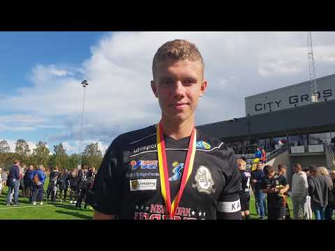 Gustav Engberg lagkapten i AFK Linköping efter finalsegern mot Lindö FF med 2-0 i P16-finalen.