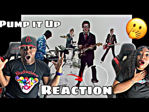 OMG THIS GUY CAN MOVE!!!  ELVIS COSTELLO & THE ATTRACTIONS - PUMP IT UP (REACTION)