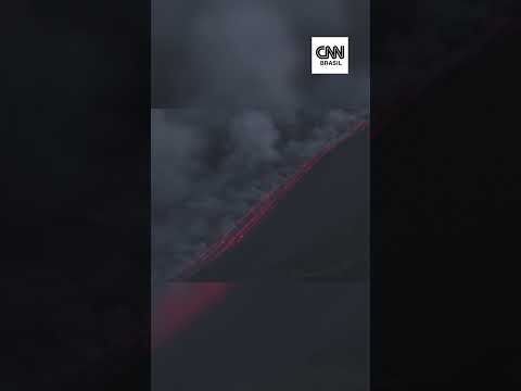Erupção do vulcão Etna na Itália gera nuvem de cinzas e interrompe voos