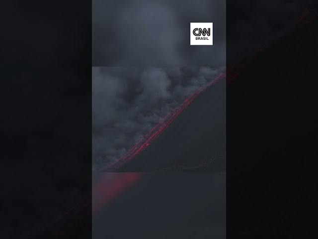 Erupção do vulcão Etna na Itália gera nuvem de cinzas e interrompe voos