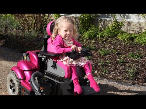 Stark mit Handicap: Juli führt ihren Rollstuhl vor - Video zum Sternsinger-Magazin