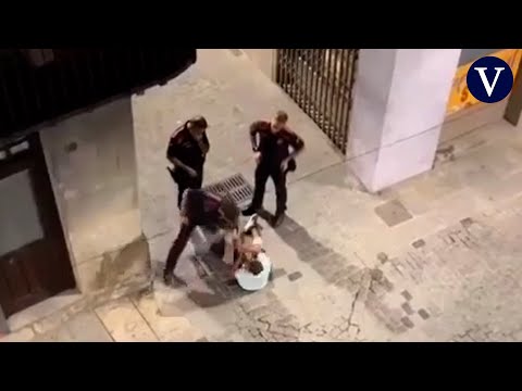 Un mosso da una bofetada a un hombre que gritaba en Olot y abren investigación