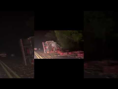 Bitrem tomba na BR-476 entre São Mateus do Sul e Paulo Frontin