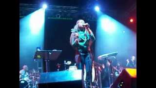 "Kiss Me on My Neck (Hesi)" Performance by Erykah Badu (Part 1)