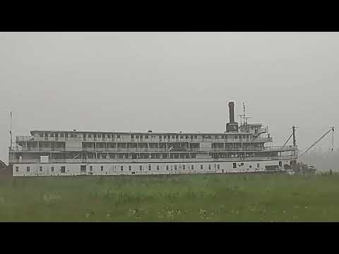 A Rainy Day Visit to the Famous DELTA QUEEN Steamboat!