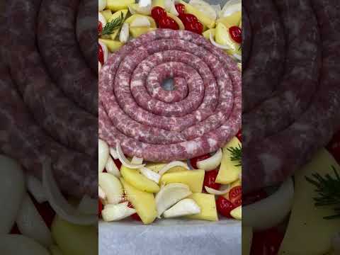 Salsiccia al forno con patate e pomodorini. Sporco solo una teglia