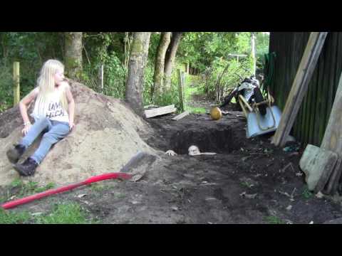 En mand Skubber en tilfældigt pige ned i Hullet.