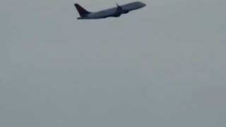 preview picture of video 'Flight Taking off from Ronald Reagan Washington National Airport‎ - View from Potomac river'