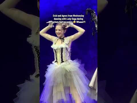 Леди Гага, Эмма Майерс и Эви Темплтон исполняют танец мёртвых! 🖤✨