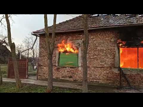 Casă din Peregu Mare, cuprinsă de flăcări din cauza unui cablu electric defect